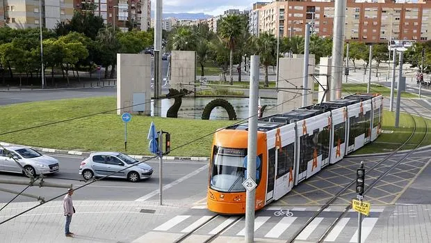 Imagen del Tram de Alicante, a su paso por el Bulevar del Pla