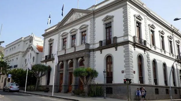 El secuestro del empresario tuvo lugar en una calle próxima al Ayuntamiento de Santa Cruz de Tenerife (en la imagen)