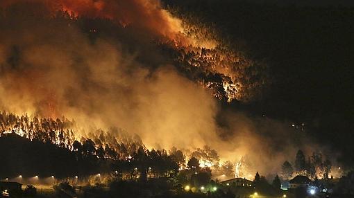 Espectacular imagen, tomada en la noche del domingo, del incendio