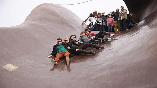 Imagen tomada este martes de Ribó junto a algunos de sus concejales en el parque Gulliver de Valencia