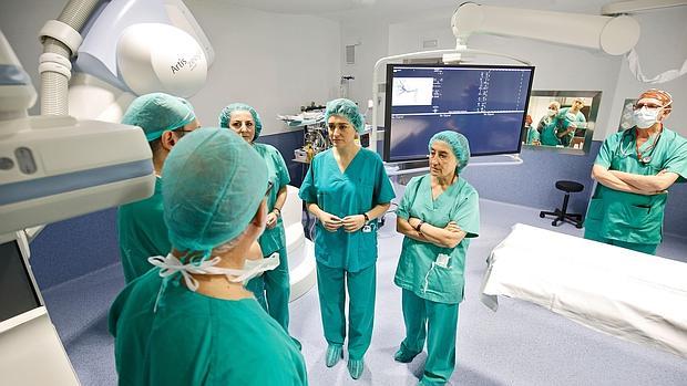 Imagen de la consellera Carmen Montón durante una visita a un hospital de Valencia