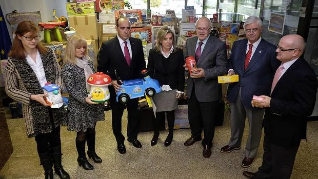 La delegada del Gobierno en Castilla y León entrega alimentos y juguetes recogidos por empleados públicos a varias ONG