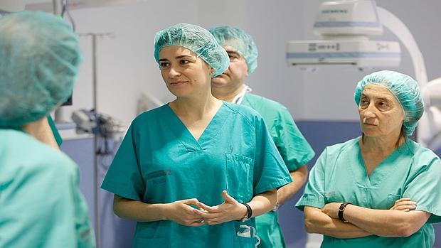 Imagen de Carmen Montón durante su visita a un hospital de Valencia