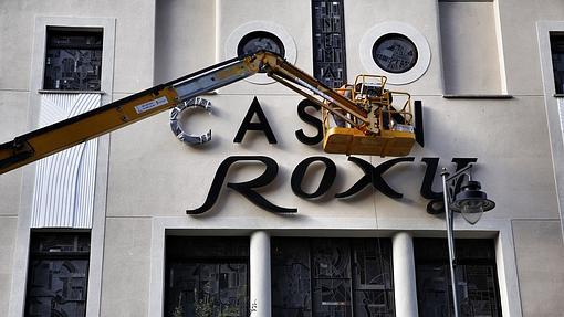 Una grúa instalaba hace unos días el nuevo letrero en el antiguo cine