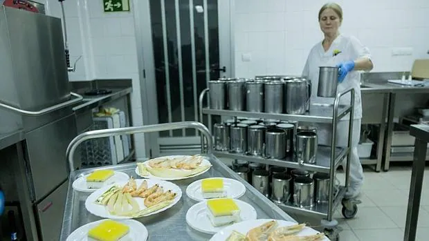 La responsable de cocina, Carmela, prepara las mesas del comedor social del Ayuntamiento de Valladolid