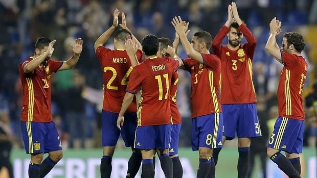 Los jugadores de la selección nacional saludan tras el partido en Alicante