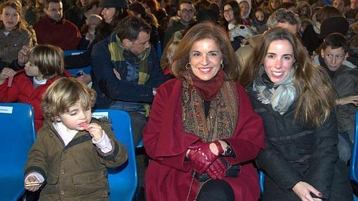 Botella junto a su hija y su nieto en el palco vip de la Cabalgata de 2015