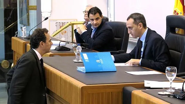 César Sánchez charla con Carlos Castillo ante la mirada de Eduardo Dolón