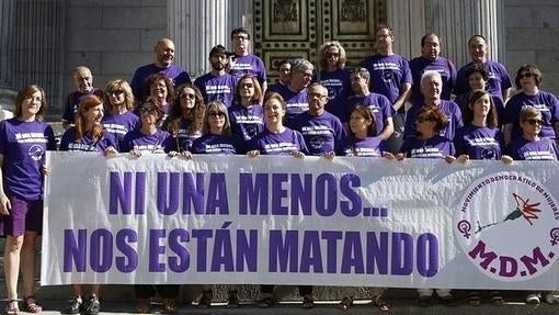 Concentración celebrada por el Movimiento Demcrático de Mujeres a las puertas del Congreso