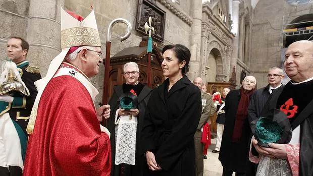 Pilar Rojo, presidenta del Parlamento gallego, saluda al arzobispo Barrio