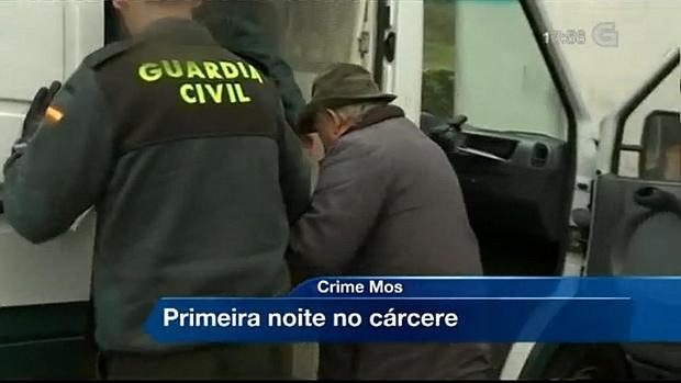 El supuesto agresor, entrando en un furgón de la Guardia Civil