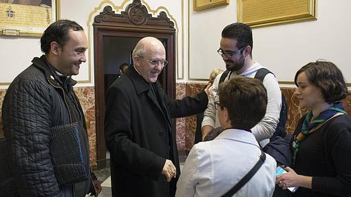 El arzobispo de Madrid, Carlos Osoro, con algunos de los participantes