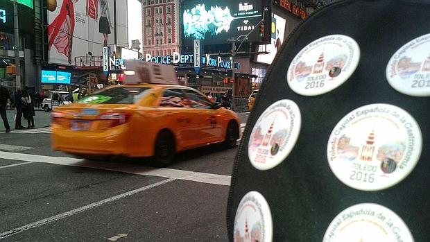 Chapas promocionales de la Capitalidad Gastronómica de Toledo cerca de Times Square, en Nueva York, estas Navidades