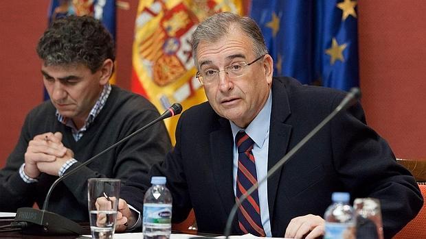 El presidente de la Audiencia de Cuentas de Canarias, Rafael Díaz Martínez (d.), durante una comisión parlamentaria