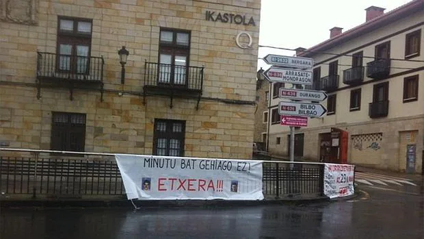 Pancarta con imágenes de etarras en las calles de Elorrio, en una fotografía de archivo