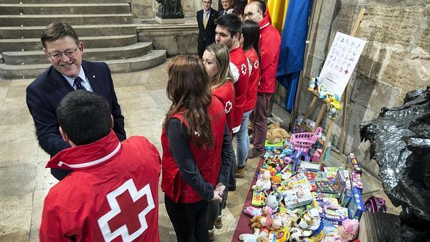 Ximo Puig, este lunes, durante la entrega de regalos a Cruz Roja