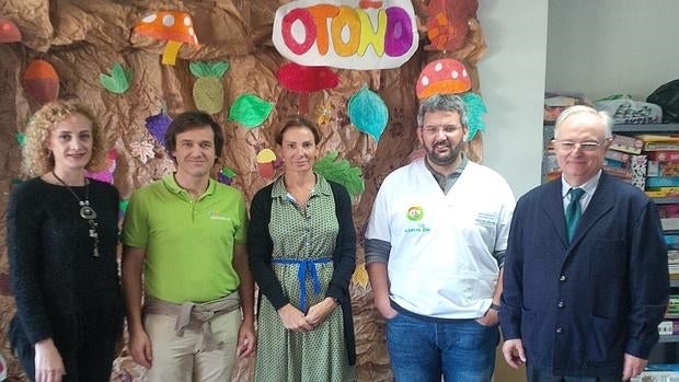 Representantes de la Fundación Iberdrola y de Aspanion, con dos maestras del aula hospitalaria