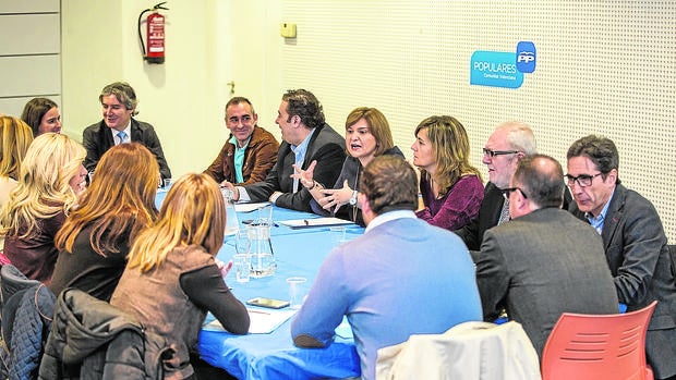 Isabel Bonig, ayer, junto a los diputados y senadores valencianos electos, durante la reunión en la sede el PPCV