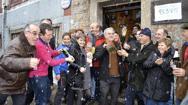 Vecinos de Guardo celebran el Tercer Premio que se ha vendido en el Mesón el Portalón de la localidad