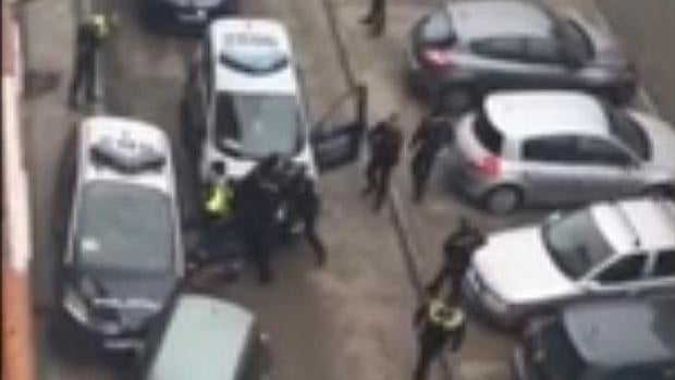 Espectacular vídeo de la detención del atracador que huyó en un coche policial