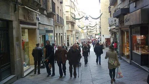 La calle Toro de Salamanca es un buen lugar para llenarse de bolsas