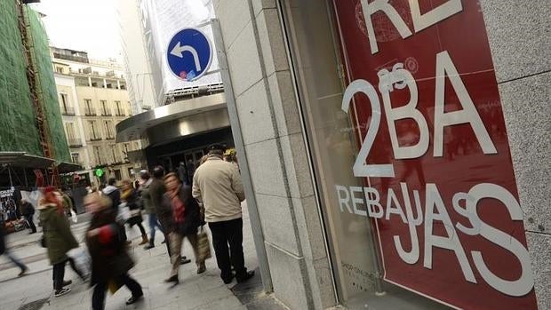 Cartel anunciando rebajas, ayer, en la calle Preciados