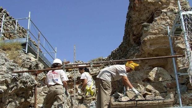 Alumnos de un taller de empleo restauran un torreón del castillo de Consuegra