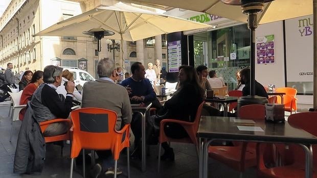 Veladores en la Calle Castaños de Alicante