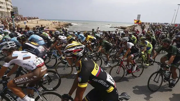 Salida del pelotón en Torrevieja, en la novena etapa de la Vuelta a España 2015
