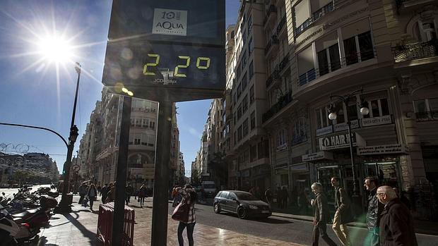 Imagen tomada este viernes de un termómetro en el centro de Valencia