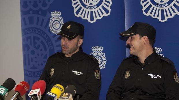 Los dos agentes que participaron en el rescate, en rueda de prensa ayer en Vigo