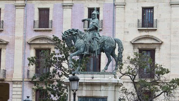 Imagen de la estatua en honor a Jaime I en Valencia