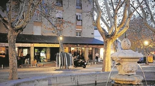 El individuo que cambió la placa tuvo que subirse al tejado de un restaurante