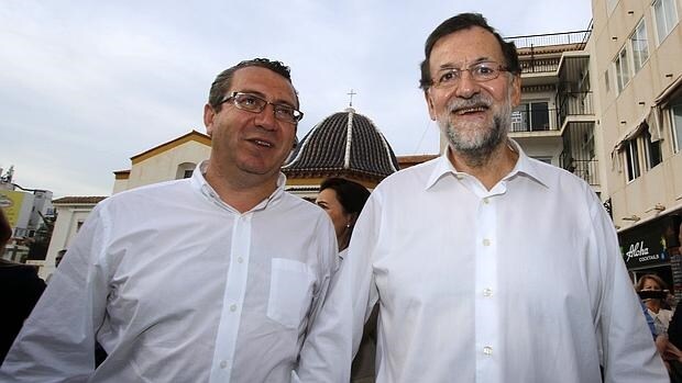 Toni Pérez, alcalde de Benidorm, en un acto junto a Mariano Rajoy