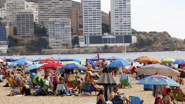 Playa de Benidorm repleta de turistas