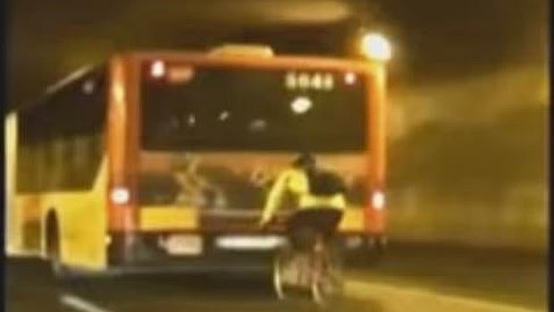 Graban a un ciclista circulando a 80 km/h por Barcelona