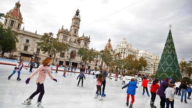 Pista de patinaje sobre hielo y árbol de Navidad en la plaza del Ayuntamiento de Valencia