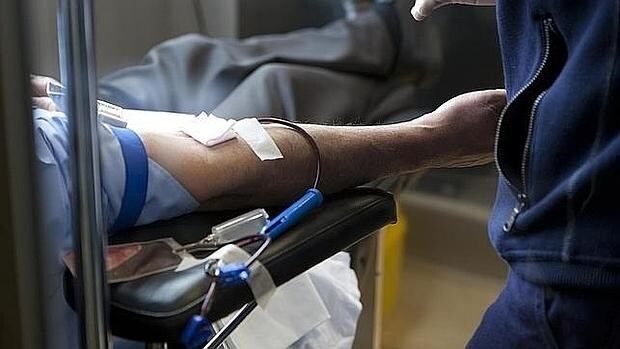 Un ciudadano, en el momento de donar su sangre ABC