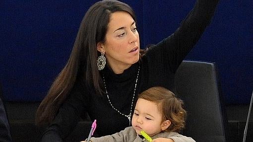 La eurodiputada italiana LIcia Ronzulli junto a su hijo recién nacido en el Parlamento Europeo