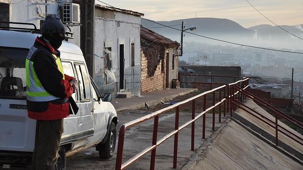 Un agente aguarda a las puertas del domicilio