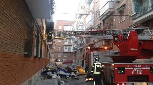 Quince intoxicados por el humo de un incendio de un piso lleno de basura en San Blas