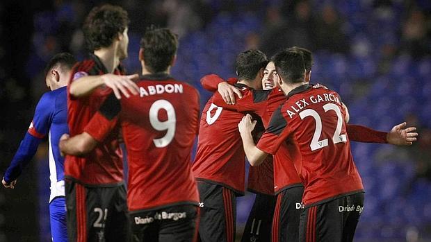 Los jugadores del Mirandés celebran uno de los goles del partido contra el Deportivo de la Coruña