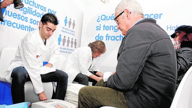 Personas mayores acuden a la carpa instalada en Toledo para evaluar la salud de sus huesos