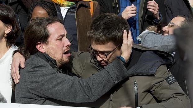 Pablo Iglesias rompe a llorar a la salida del Congreso tras ser recibido al grito de «Sí se puede»