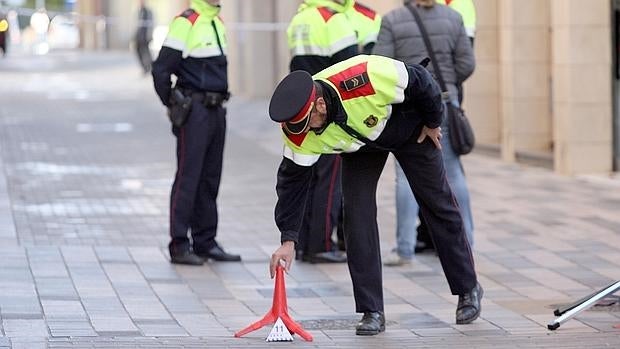 Policías en el lugar donde un hombre ha matado a su exmujer y se ha disparado en Vila-Seca