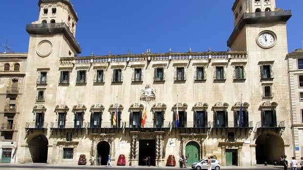 Fachada principal del Ayuntamiento de Alicante