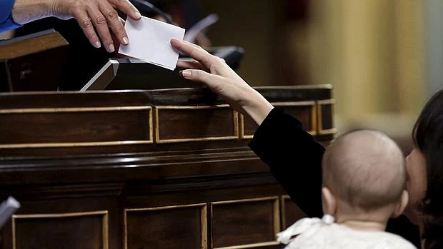 La diputada Carolina Bescansa vota con su bebé en brazos