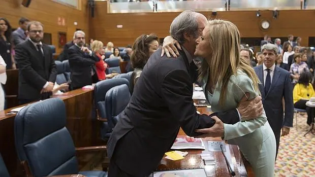 Cristina Cifuentes (PP) y Ángel Gabilondo (PSOE) se saludan en el primer Pleno de la legislatura