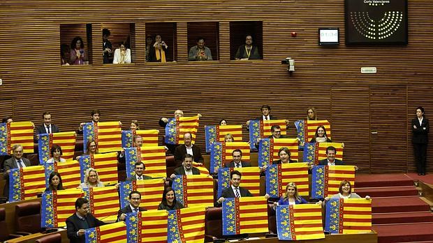 Imagen de los diputados del PP con senyeras en las Cortes