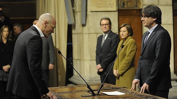 Romeva toma posesión de su cargo ante el president Puigdemont